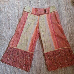 Colorful boho cropped capri short pants.